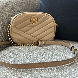 Kira Chevron Tory Burch Gray/Beige Quilted Crossbody Bag